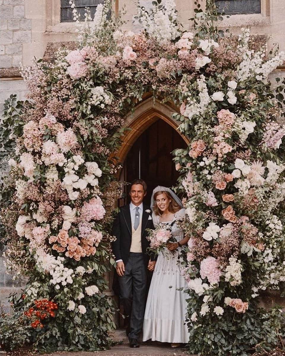 Vogue Italiaさんのインスタグラム写真 - (Vogue ItaliaInstagram)「On Friday, Princess Beatrice has married Edoardo Mapelli Mozzi in an intimate ceremony at the Royal Chapel of All Saints at Royal Lodge in Windsor wearing a vintage wedding dress by Norman Hartnell borrowed from the Queen. Discover more about the royal wedding and see five #PrincessBeatrice inspired wedding dresses at the link in bio.」7月20日 22時01分 - vogueitalia