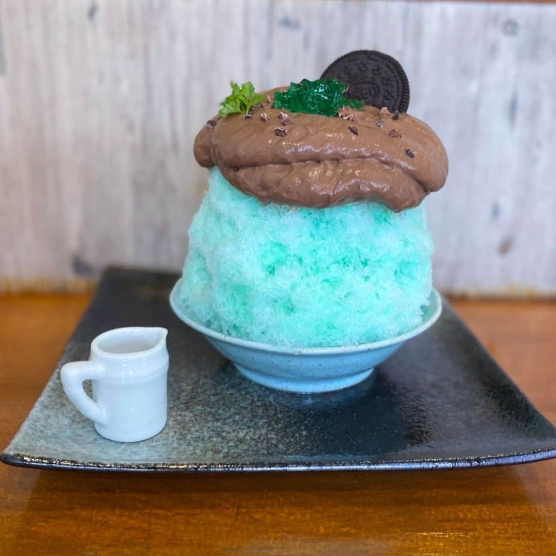 芽華ららさんのインスタグラム写真 - (芽華ららInstagram)「🍧💕🍧💕🍧﻿ ﻿ The first date in a long time:)﻿ We spend precious time while remote work.﻿ We have gotten even closer than before<3﻿ I wanna value the time I spend with my hubby.﻿ ﻿ Right now the world is in big trouble due to coronavirus,so I hope that we can return to normal life,even if it’s only a day sooner :(﻿ ﻿ 久しぶりに2人でお出掛け☺️💓﻿ チョコミントのかき氷と信玄餅のパンケーキ🥞🍧💕　﻿ ずっと食べたかったからやっと食べれて嬉しかった😋﻿ パンケーキもかき氷も毎日食べたい😆❣️﻿ ﻿ 2人とも平日は仕事をしているので、普段は朝と夜遅くの数時間しか会えずすれ違いばかり🤣﻿ 在宅勤務中の約2ヶ月24時間ずっーと一緒にいて貴重な2人の時間を過ごす事が出来ました✨﻿ 多分3年分くらい一緒にいたかもねと話してます笑﻿ 毎日ご飯作るのも大変だったし、仕事の邪魔して怒られたり、たまにケンカしたりと色々あったけど、今思えば有難い時間だったなぁ❣️﻿ 一生懸命働いてる姿を見れたのも良かったかも！﻿ 今は通常の出勤も始まって、それはそれで心配だけど、毎日元気に過ごせるように支えれたら良いなぁと思ってます🥰﻿ そして土日の2人の時間を大切に過ごそう🥺💕﻿ 今年は夏らしい事出来ないけど、今出来る事、やるべき事を探して悔いないようにしたいな🧚✨﻿ 早く皆んなと今までのように遊べますように❣️﻿ なんだかとても長い文章になってしまいました🥺💌﻿ ﻿ #summer#dayoff#date#pancake#shavedice#mintchocolatechip#パンケーキ#かき氷#チョコミント#銀ぶら#rarastagram #❤️﻿」7月20日 22時01分 - rara.world