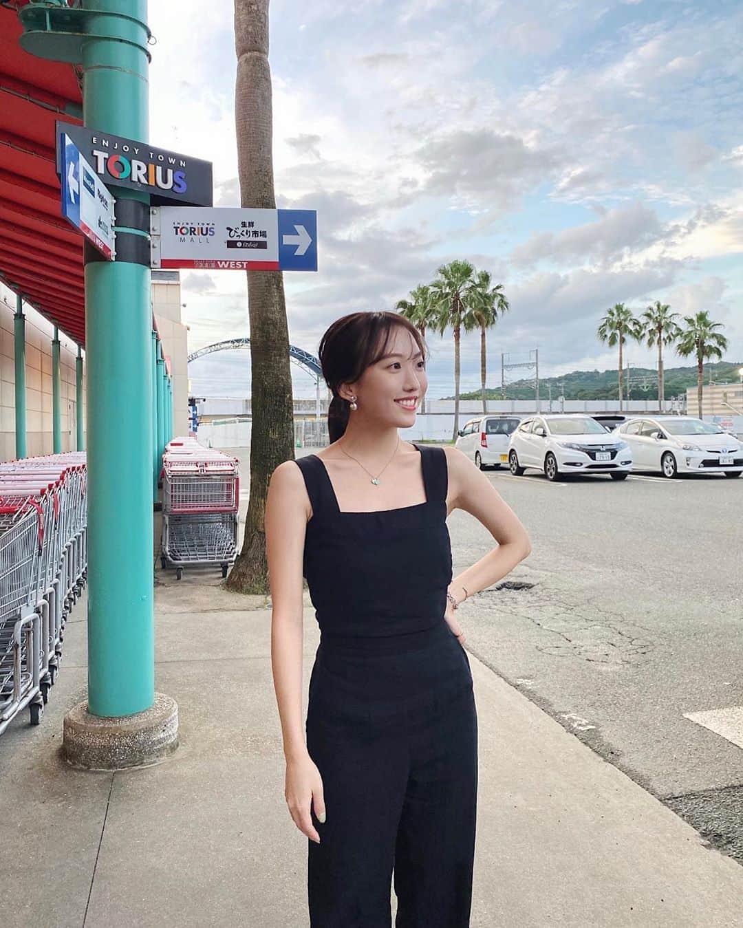 大野真昂のインスタグラム：「☺︎ ・ オールインワン🕴🏻 後ろ姿が可愛いい〜！ ・ ポニーテールに紐アレンジ 簡単に可愛くできるけんすき☁️♡ ・ #snidel #スナイデル #オールインワン #ポニーテールアレンジ #紐アレンジ」