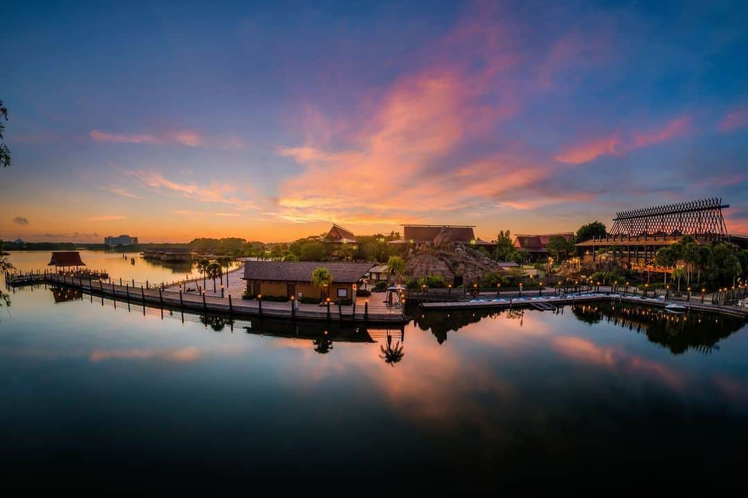 Walt Disney Worldさんのインスタグラム写真 - (Walt Disney WorldInstagram)「We’re sharing these stunning sunrises ☀️ from @DisneyVacationClub properties at #WaltDisneyWorld Resort to start off your week #DisneyMagicMoments ✨」7月20日 22時02分 - waltdisneyworld