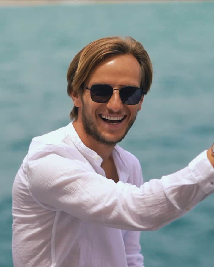 イヴァン・ラキティッチのインスタグラム：「⚓️😍💙 @raquel_mauri #cumpleaños #ivanrakitic #lafamiliaunidajamásserávencida #diainolvidable」