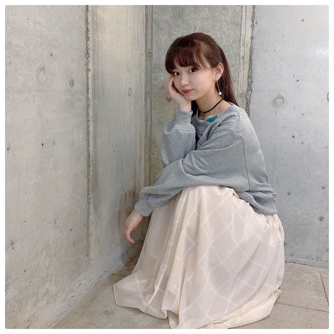 のインスタグラム：「別バージョン✌︎ . . こっちの方が襟のアシンメトリーとか分かるかな💭 片側鎖骨見せですねᗦ↞◃ . . #タグ付けあとでするね (  ᐛ ) #連日投稿 ✌︎✌︎✌︎」