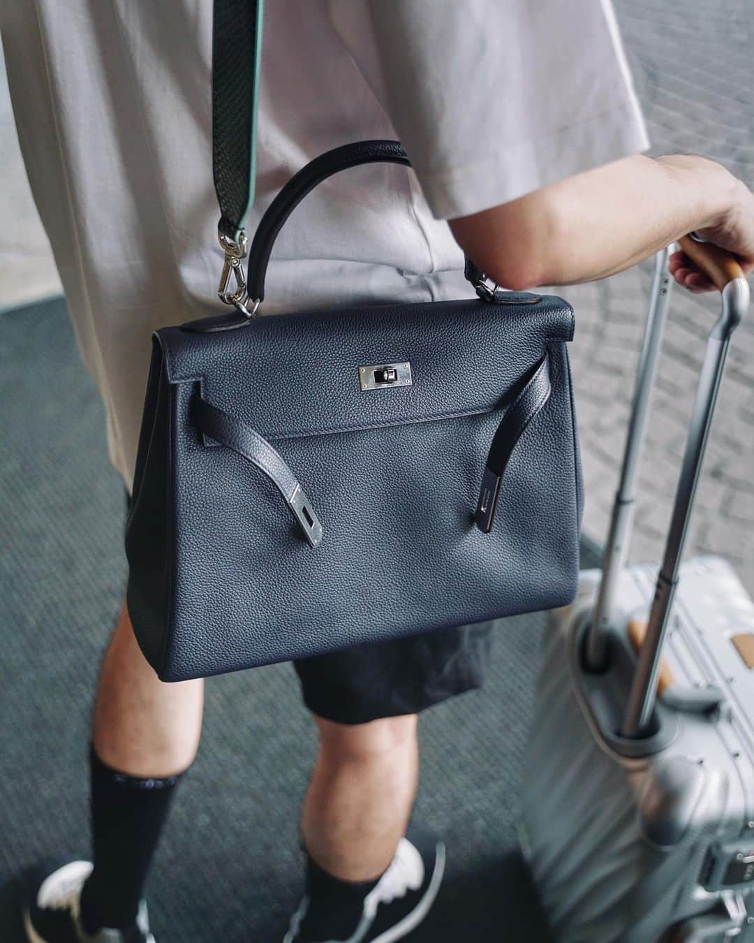Christoffer Chengのインスタグラム：「Feeling my Monday blues @hermes」