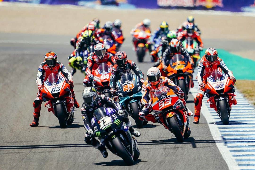 レプソル・ホンダのインスタグラム：「What’s better than a @MotoGP battle? 🧐 ⠀⠀⠀⠀⠀⠀⠀⠀⠀ #FightNight #ItsBack #MotoGP #RidingForThem #MotoGPIsBack #MotoGP #MM93 #MarcMarquez93 #AM73 #AlexMarquez73 #Racing #Repsol #Honda #Racing #RepsolHonda #HRC #RC213V #ThePowerOfDreams #Racing #Motorcycle #Team #OneHeart #PushingAheadTogether」