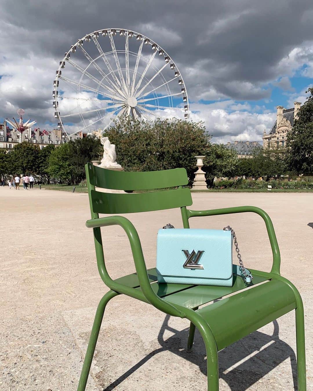 レオニー・ハンネさんのインスタグラム写真 - (レオニー・ハンネInstagram)「Jardin Tuileries & baby blue Louis V. 🦋 Anzeige/Tag @louisvuitton #louisvuitton #Paris」7月20日 22時09分 - leoniehanne