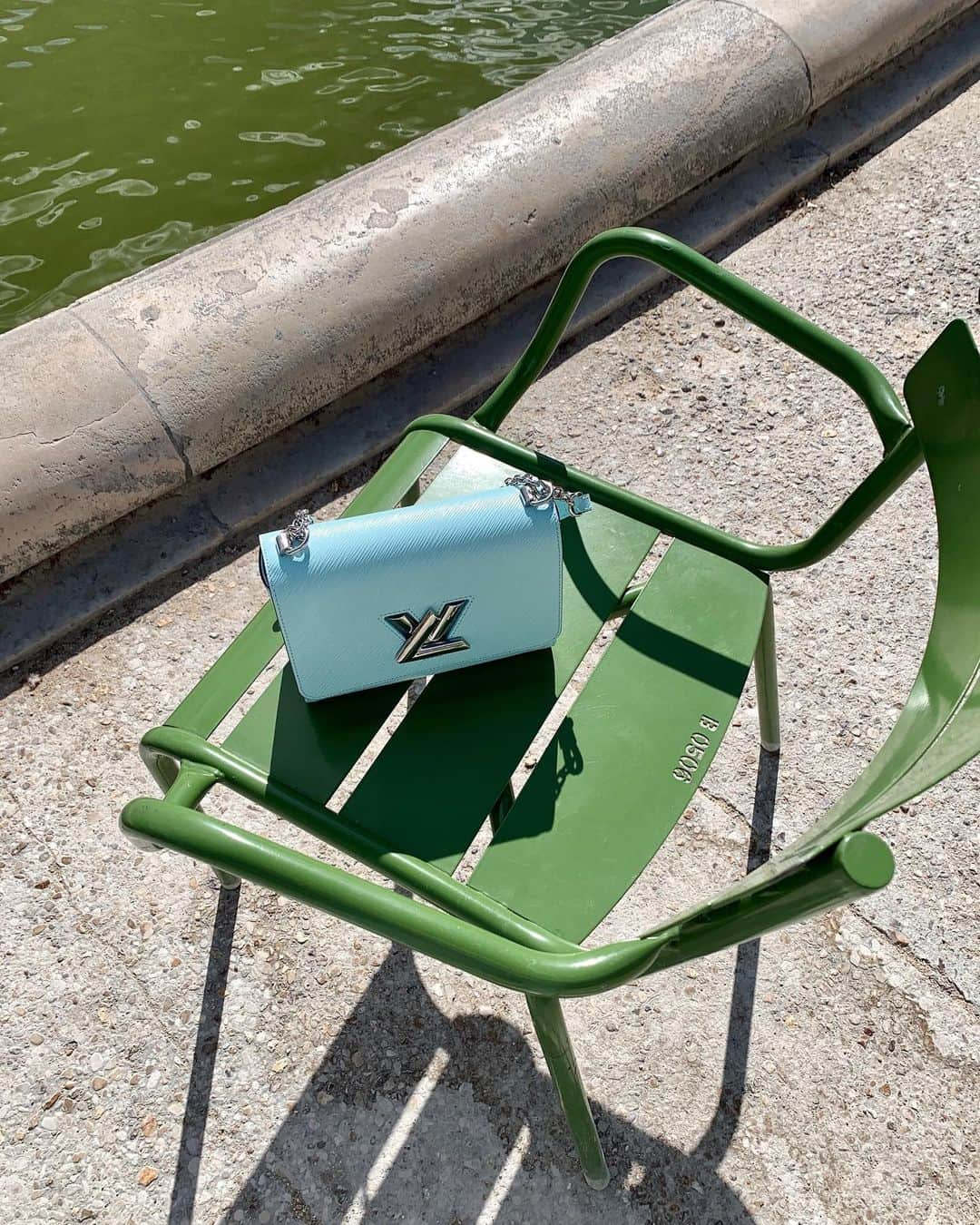 レオニー・ハンネさんのインスタグラム写真 - (レオニー・ハンネInstagram)「Jardin Tuileries & baby blue Louis V. 🦋 Anzeige/Tag @louisvuitton #louisvuitton #Paris」7月20日 22時09分 - leoniehanne