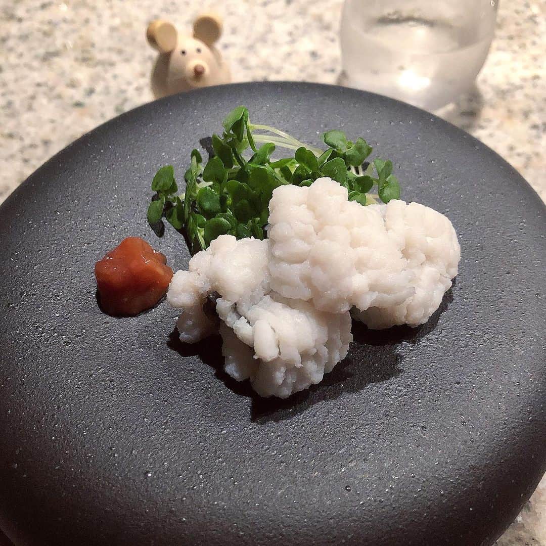 榊山敬代のインスタグラム：「🎐﻿🍶… ・ 明日は土用の丑の日 とのことで週末では  ウナギさんではないけど ハモさんでおつまみ制作  ハモハモ梅肉と冷えた冷酒と共に 付け合わせはしそスプライトにて  ２枚目の画像は  グリルで炙って香ばしく仕上げ あったかいお吸い物に変身の巻  #また食べたい  さて今日は セミさんが 数匹くらい  鳴きはじめていまして ジメジメから光感じて  本格的な #夏のはじまり はじまり… ・ ・　 🎐👏… ・ ・ #おうちごはん #おうち大好き #enjoyhome ・ ・ ・ ・ ・ #夕食 #dinner #おうちごはん  #ご馳走 #鱧 #土用の丑の日 #ハモ #お魚 #マイブーム  #おつまみ #シソ #梅 #梅肉 #お吸い物 #healthy #food #seafood #fish #日本酒#日本酒のお供 #sake #artist #kitchen #cooking #日本画家 の #お料理こんなもん」
