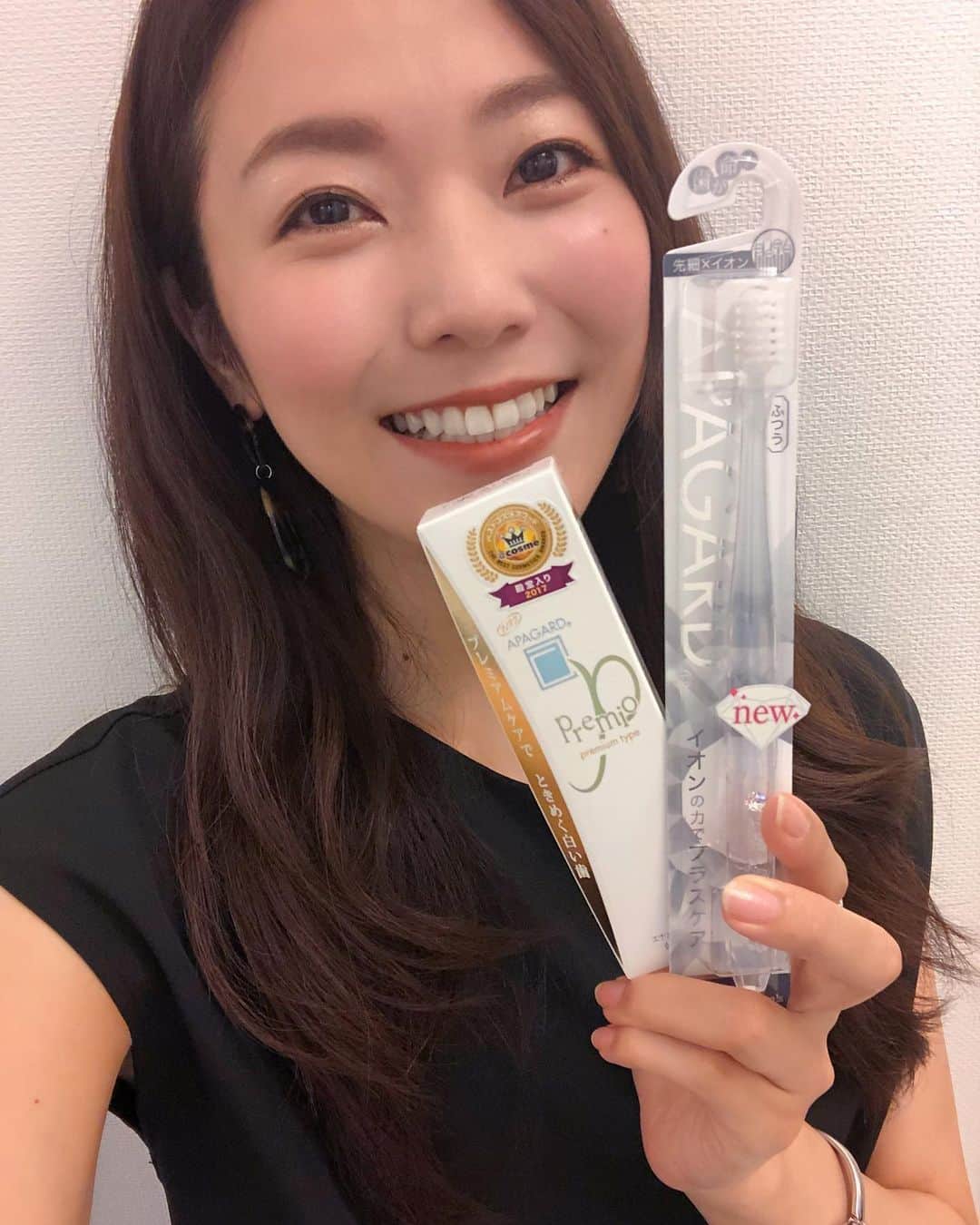 のインスタグラム：「まさかのサンギ様から歯磨き粉頂いちゃいました🙏😊😊芸能人は歯が命🦷 いやいや、誰だって歯は命！ だって 白い歯＝清潔感　 笑顔も満開で笑い放題！！誰だって歯が綺麗だと気持ちがいい👍 なにってずーーっと自分の歯で美味しいもの食べたいじゃんっ😊お肉噛みちぎりたいしね🍖😁 いい機会だし白くて綺麗な歯を目指して歯ブラシLIFE見つめ直したいと思います〜っ✨ これからも歯を大切に昔っから歯医者さんに言われてる鉛筆持ちで優しくブラッシングしていきたいと思います✏️✨🦷 ・ てかサンギブランドのフェイスケアーもきになる！ @apagard_official  ・  #白い歯っていいね  #デンタルケア#ホワイトニング#🦷#歯ブラシ#歯#歯は命#歯の大切さ#アパガード#ハップアール#dental#white#whitening」