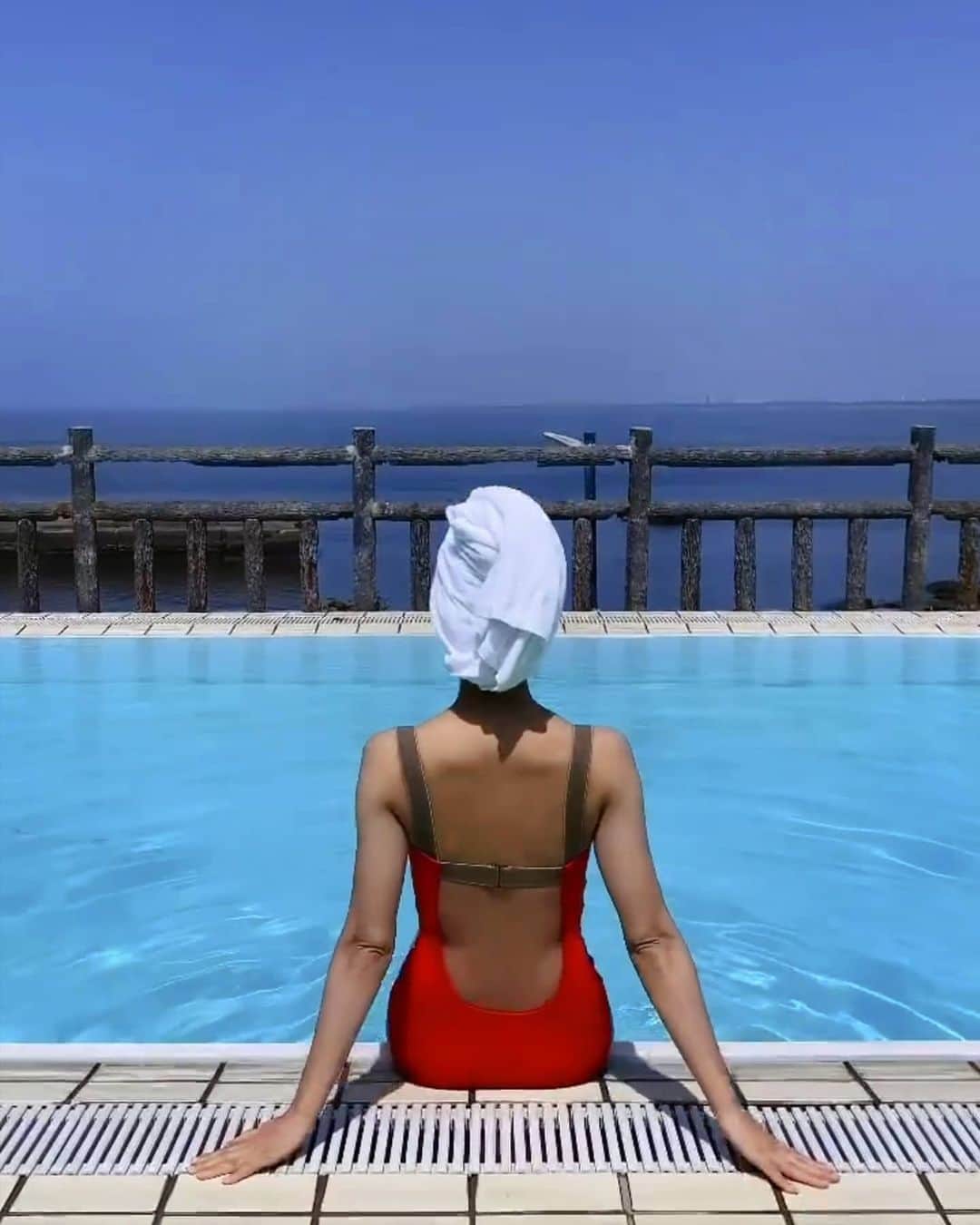 Yoshiko Kris-Webb クリス-ウェブ佳子さんのインスタグラム写真 - (Yoshiko Kris-Webb クリス-ウェブ佳子Instagram)「Back Rolls!? 相模湾。もうすぐ海の日😭」7月20日 22時23分 - tokyodame
