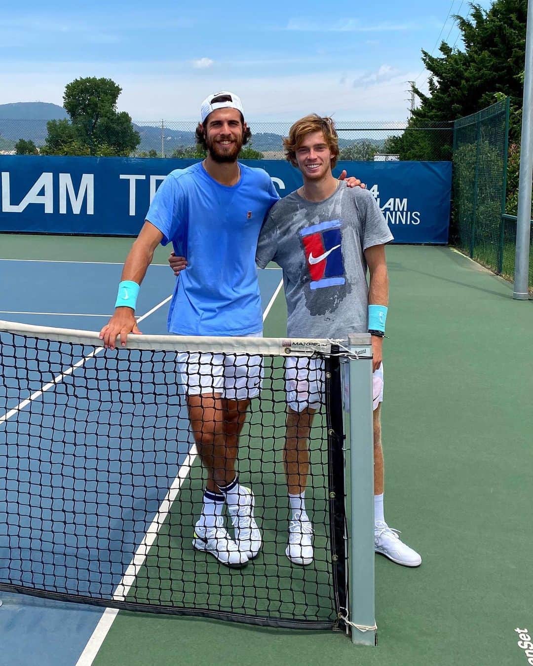 カレン・ハチャノフのインスタグラム：「Back to work together again!👊🏻💪🏻 @andreyrublev #DreamTeam」