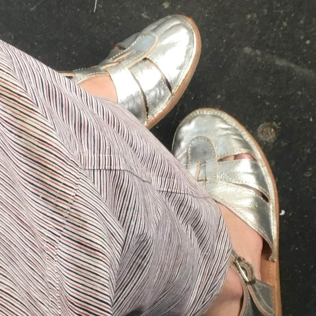 ロサモサさんのインスタグラム写真 - (ロサモサInstagram)「like a mirror Shake sandals in argento + #comfortableshoes #lightshoes #travelshoes #travelsandals #summersandals #beachsandals #silver #silvershoes #silversandals #metallicshoes #rosamosa #vienna #style」7月20日 22時18分 - rosamosavienna