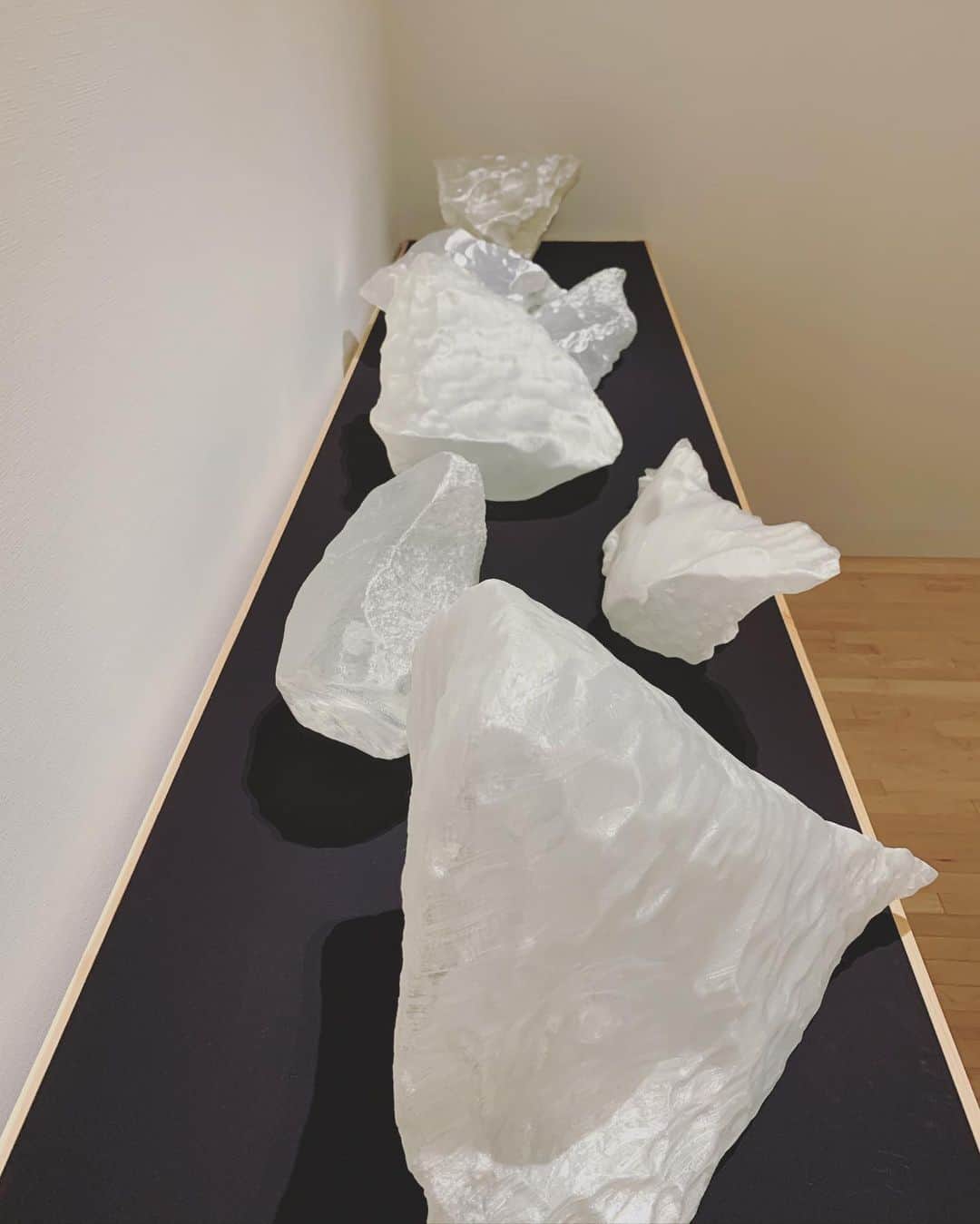 山本真由美さんのインスタグラム写真 - (山本真由美Instagram)「. . 🧊〰︎ 🤍 . .  #olafureliasson  #オラファーエリアソン #ときに川は橋となる  #東京都現代美術館 #museumofcontemporaryart  #tokyo #MOT #japan #清澄白河 #nature #art」7月20日 22時19分 - mayumi_yamamoto.official