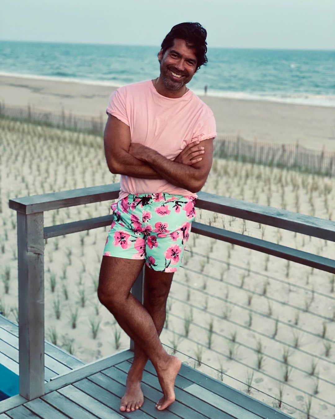 のインスタグラム：「Hope everyone has an amazing week & stays safe. Grateful to be spending some time on the beach with @drjakedeutsch & friends. Love that I can finally sport my favorite new @drinkarizona trunks!!! Thx @wesley.winter & love Gettin’ my tan on !!!☀️ #summer #sun #friends #beach #cherryblossom #arizonaicedtea #sunset #pink」