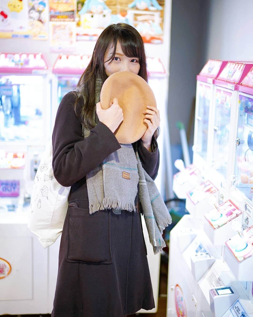 周庭（しゅうてい）のインスタグラム：「- 活在現實，我們就是要被迫着接受很多我們討厭的事情，無論你有多不爽，你還是要瞇起雙眼，架起笑容。虛偽成了抑壓，抑壓成了疼痛。  閉着雙眼，眼球緩緩感受到熱力，然後傳來那熟悉的腳步聲，隨機播放的音樂剛好播起「月曜日の朝、スカートを切られた」中平手的獨白，那一刻開始我確信了，呀，今天也是糟糕的一天。  對，幸福很短暫，痛楚卻是長久的。傷痕一旦存在，即使未至於流血不止，疼痛也不會消弭。身體的自我保護機制告訴我們，傷口被觸碰，就要全力反抗，即使最後雙方都遍體鱗傷，也要好好保護自己。  差不多年半了。沒想起到疼痛會伴隨自己這麼一段時間，成了自己理所當然的一部分。可惜，習慣分毫不能減少每分痛楚的重量，它們像個失控的鬧鐘，會在你無法預計的時間點提醒你，壓力要把你壓倒了。  世界不能為你停止，你卻為了世界，付出了自我。  （攝影 // @nie_san_ ）」