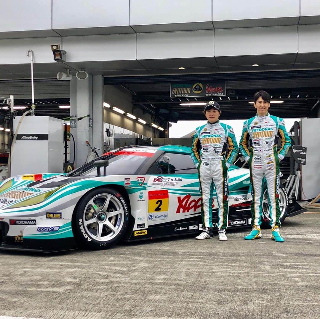 有馬綾香のインスタグラム：「Instagramただいま…😂  ついに開幕したsuper GTなので更新っ！  今年は本当に開催するだけでも嬉しいし幸せなのですが チーム体制としても期待しかなくて… ワクワクしていたのです🥺  イレギュラーな 土曜日テスト走行 日曜日予選からの決勝 というハードなスケジュール。 さらにチームに人数制限という事で コロナに対して厳重体制で行われた開幕戦。  その中で開幕戦ならではのウエイトハンデもなしのガチンコ対決…！ 熱くなるしかない😭✨  2号車は公式練習走行1位という素晴らしい結果で土曜日を終え、 日曜の予選を3位！ 決勝は3番グリッドスタートとなりました！！！  皆んなが注目する中行われた決勝戦！ 序盤のトラブルでピットイン… マジで胃が死ぬかと思いました😭  一時はかなりの順位を落としましたが 驚異の追い上げで12位フィニッシュとなりました！  …正直めちゃくちゃ悔しい。 現場にいたドライバーさんメカさんスタッフさんチームの事を思うと何て言葉をかけていいかわからない…  けど二号車エヴォーラちゃんの牙は魅せれた一戦だと思う！！！  次戦に期待しかないし、この今の状況で次戦が開催される事を心から願う！！！  個人的にスープラのえげつない祭りも面白かった…！  兎にも角にもすーぱーじーてぃー最高ですわ😭✨  #sgt #sgt2020 #supergt #lotus #carstokaidream28 #rq」