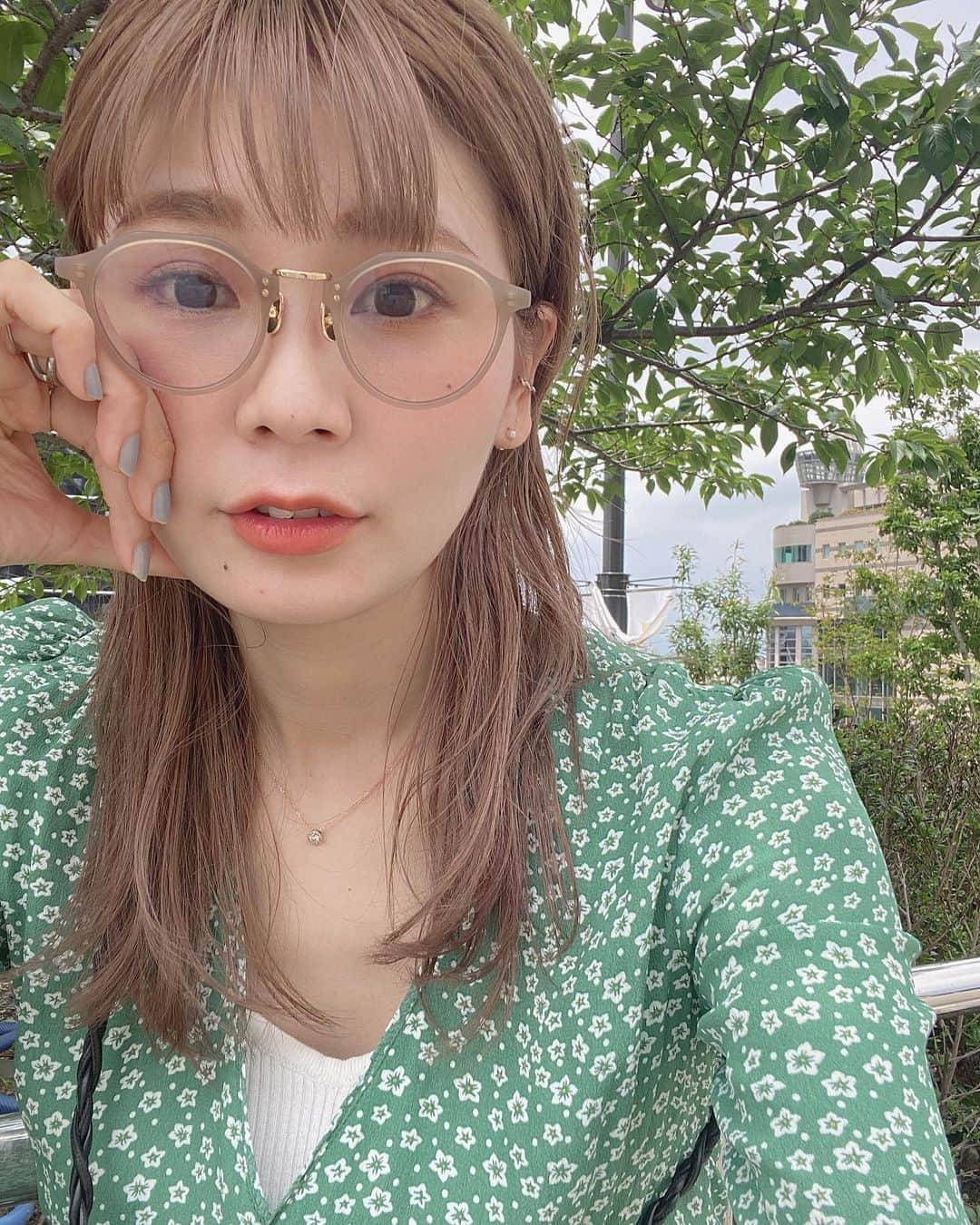 松田 美奈子のインスタグラム：「サングラスは @a.d.s.r._official  MERCIでOPEN当初からお取り扱いさせていただいています！ 現在pop up で沢山取り揃えておりますswipeしてね🔜 @merci__jp  . 夫婦共々毎年買い足してしまう大好きなブランド🕶 . 目が透けるレンズでも、A.D.S.R.のサングラスは全て紫外線は99.9%カットしてくれる機能性もあるレンズを使用しているので、安心です😌 日本のブランドだから日本人に合う型で、ファーストサングラスに選んでもらうのにもぴったりなブランドだと思います♡ お値段も¥15.000〜とクオリティの割にとてもリーズナブルです☺️ . 今日は娘が学校がお昼までだったので、お友達と一緒にランチと今年初のかき氷🍧 娘とランチゆっくりするなんて久しぶりで幸せな1日でした🌿 @roughcafe2019 で @murakamiya_itosima の行列できるかき氷が食べれると聞いて早速🥰みんな食べてほしい✨ふっわふっわ🍧（ブルーベリーチーズレモンがおすすめ☺️）」