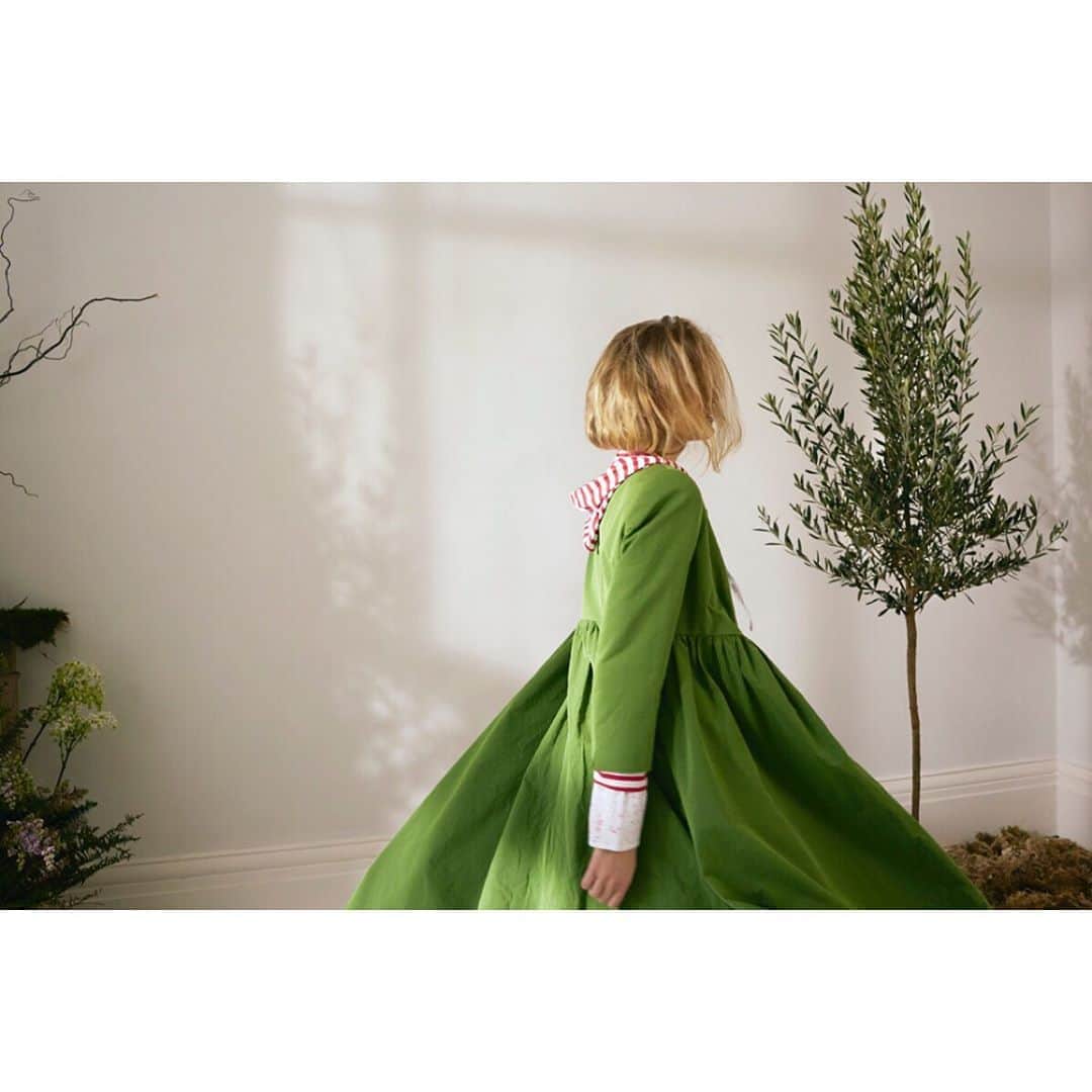 のインスタグラム：「The most splendid cotton silk has arrived. Made to last a lifetime 💚 @christina_strutt @claudialeggephoto @cabbagesandroses_shop #silk #summer #perfectgreen #buybetterbuyless #shoplocal #artisan #handmade #madewithlove」