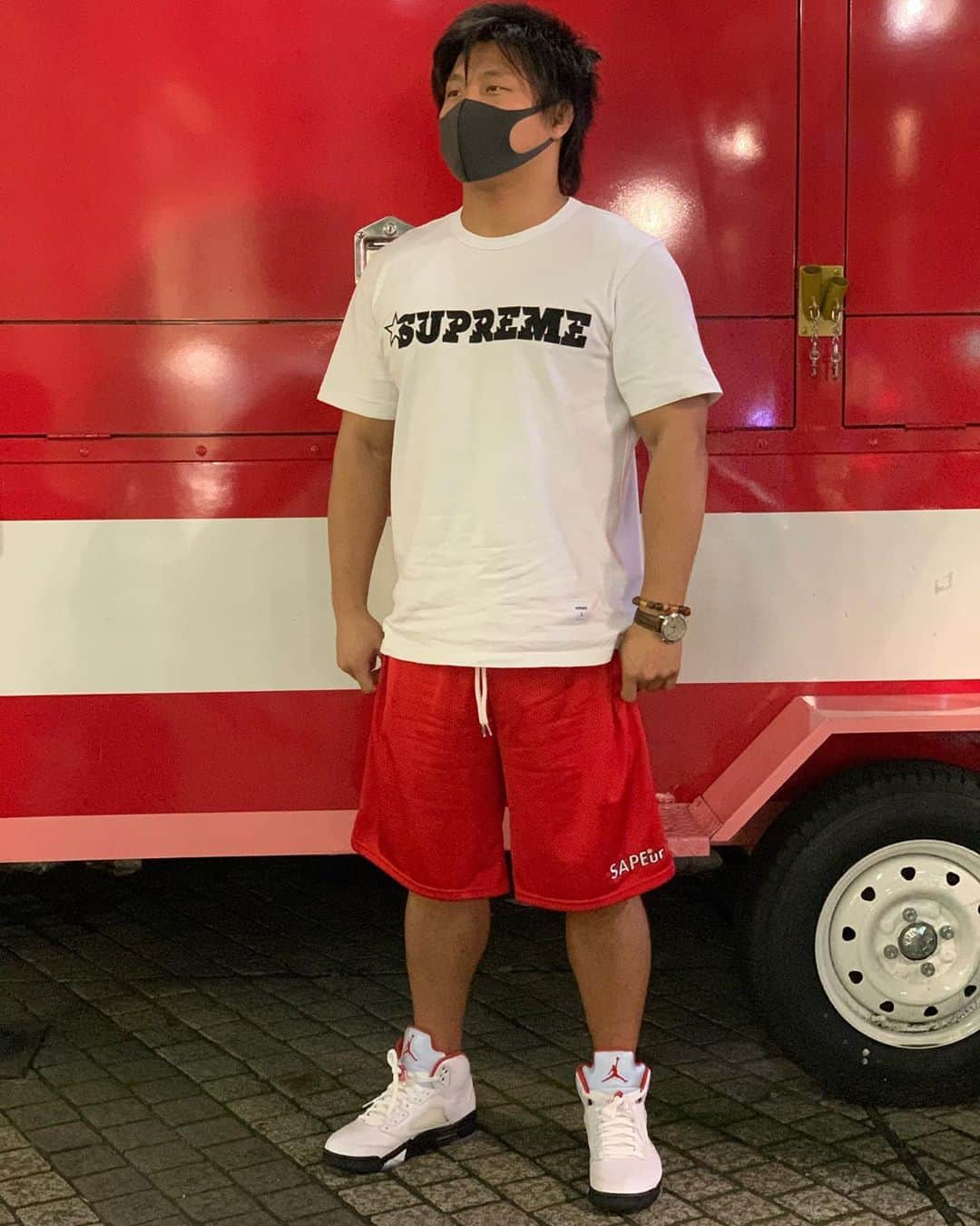 のインスタグラム：「T-shirt:Supreme Pants:SAPEur Kicks:NIKE AIR JORDAN 5 RETRO OG “FIRE RED”  #ajpw #全日本プロレス #陣JIN #紫の兄貴 #イワモトヘッズ #SAPEur #nike #ナイキ #supreme #aj5 #ootd」