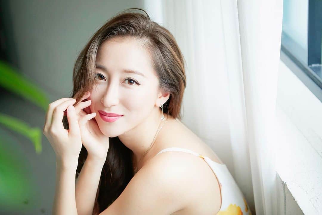 伊東愛のインスタグラム：「いつも応援してくださる皆さまへ この度、浅井企画に所属させて頂くことになりました。この奇跡のようなご縁を心から嬉しく大切に想っております。 ここ数年はフリーで活動しながら留学などもしておりましたが、今日からは仕事において心寄り添えるファミリーがいてくださるんだと思ったら、とてもハートがホッと暖かくなり、よし！もっと頑張れる！とさらに気合いが入る想いでいます。 フリーで活動している間も、本当にたくさんの素晴らしいお仕事や素敵な方々と巡り合うことができ、なんて幸運なことなんだろうと、感謝しております。 そして、どんな時も応援してくださるFANの皆様がいつもそばにいてくださるからこそ今もこうして続けることができています。たくさんの方々に支えられて、今日があります。 まだまだ未熟ではございますが、日本、そして海外の方々の心にも届くエンターテイメントを発信できる女優を目標に頑張ってまいりますので、今日をまたひとつの節目の日として、どうぞこれからもよろしくお願い致します。 心を込めて。新たなスタートの日に。2020年7月20日 伊東愛  I would like to announce that from today on, I will belong to Asai Kikaku Artist Agency. I feel delighted and cherish this relationship from the bottom of my heart. It makes my heart warm just by thinking that there will be a family that will support me at work from today and I can now say "Yes! I can do this!" enthusiastically. I am so grateful to have been able to work with so many wonderful people until today. I am looking forward to making and share more creative happenings🧡 I also want to say thank you to all my lovely fans. Thank you for being there for me all these times. I love you all so much Although I still lack of so many things, I will continue to do my best to become an actress who can deliver entertainment that will reach the hearts of people in Japan and abroad, so please allow me to have today as my new milestone. Off to a new start. Love. 7.20.2020 Mana Ito 📸: @sanomadoka_photo  #大切なお知らせ #ありがとう #感謝」