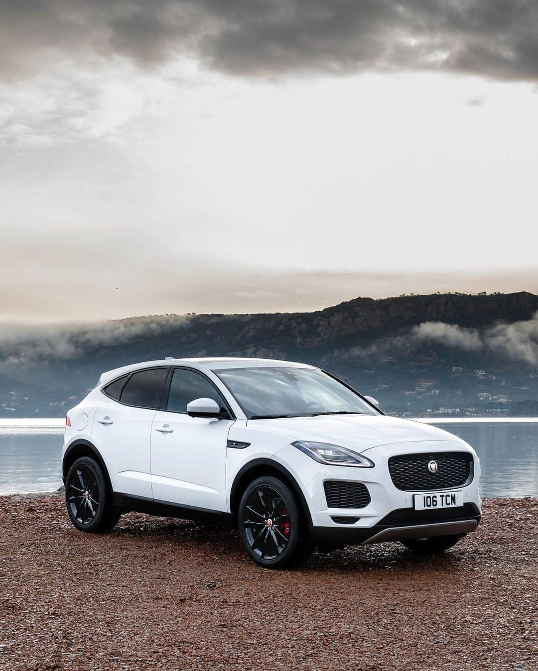 Jaguarさんのインスタグラム写真 - (JaguarInstagram)「From sunrise to sundown, #EPACE is a pioneer on any terrain.  #Jaguar #AWD #Premium  #Luxury #Compact #Performance #SUV #InstaCar #CarsofInstagram」7月20日 22時49分 - jaguar