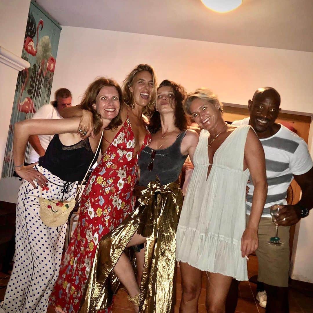 のインスタグラム：「Weekend vibes 🍾」