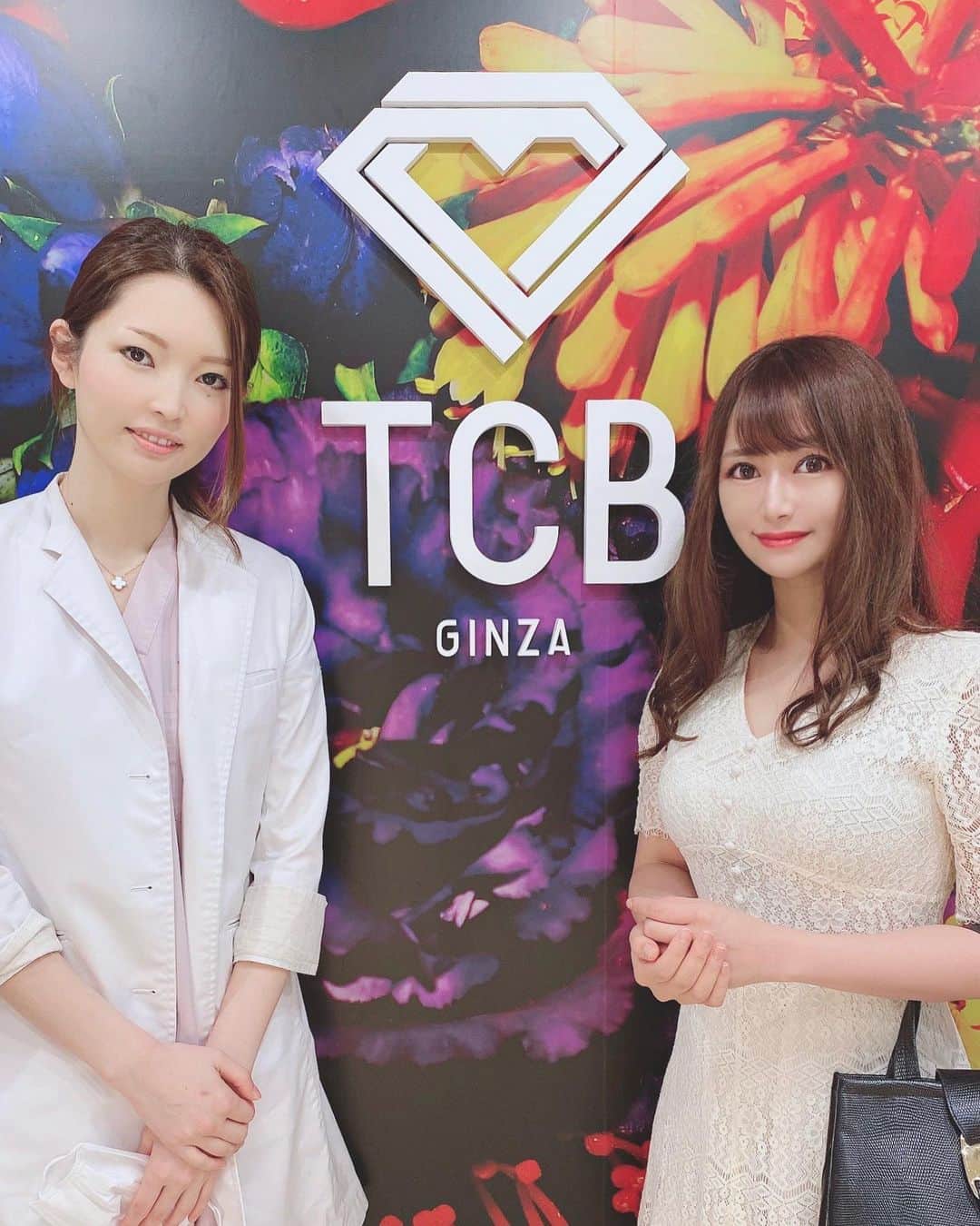 YU-RIのインスタグラム：「✨ #東京中央美容外科銀座院(@tcbginza ) #TCB式ヒアルロン酸豊胸 を受けました♡ 担当はスタイル抜群✨で綺麗な #永峯祥子 先生♡(@tcb_nagamine ) ありがとうございました(⁎˃ᴗ˂⁎)🌹 緊張したけどすぐ終わった🌟笑 左右差も何回も確認してくれた😌💗 Before/Afterはまた後ほど載せます💗 自然な谷間ができて幸せ😙💗💗 胸囲はそんな変わってない🥰 2.3年で吸収されちゃうのが悲しいけど それまでめっちゃ水着着よう👙💓笑 ・ ・ ・ #豊胸ならTCB東京中央美容外科#美容整形ならTCB東京中央美容外科#銀座#美容整形#バストアップ#豊胸#東京中央美容外科#美容外科#ヒアルロン酸豊胸#PR #美容#美活#美容好きな人と繋がりたい#美意識 #チャイボーグ#美容垢」