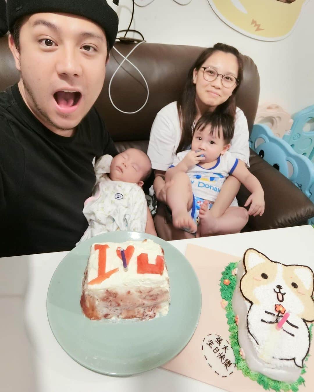 スティーブン・チョンのインスタグラム：「@aumanmannnn  生日快樂啊張師奶，咁樣又一年生日啦，你又老一歲啦，今年多咗個仔同你慶祝生日，係唔係好開心呢，我永遠都會咁愛你，我哋互相扶持一齊行落去！」