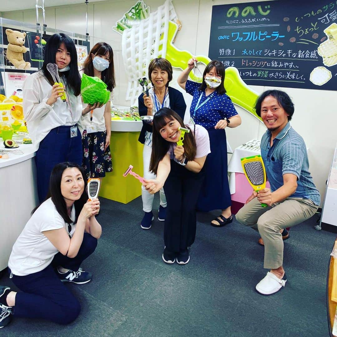 浜名ランチさんのインスタグラム写真 - (浜名ランチInstagram)「大好きなピーラーの一つ！！ 削り〜ナの会社✨『ののじ』さんにお邪魔しました！！ 大好きな商品がいっぱいだし、私にとってはディズニーランドでした❤️ ののじの皆さんが本当に素敵だし、研究熱心だし、私ももっともっとピーラーが好きになりました！！ いろいろお話してくださってありがとうございました😊❤️ #ののじ #ピーラー #削り〜ナ #ハルカラ #浜名ランチ #ピーラーの魔術師 #ののじ本社 #私にとってはディズニーランドより夢の国」7月20日 23時05分 - hamanaranch