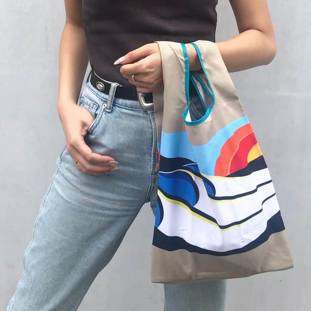 ラレイアのインスタグラム：「🌴 お買い物マラソン開催中です❗️ クーポンや限定セール、ぜひcheckしてくださいね😍✨ ・ ・ そしてインスタライブご視聴ありがとうございました👏🤎 ・ ・ ・ 只今ご予約殺到中です！ ポケットインエコバッグ💕 こちらはTom Veiga @tomveiga のアートを使用していてユニセックスでも使えちゃいます😊 ・ コンビニやちょっとしたお買い物にもぜひおすすめです！ ・ ・ ・ ---La Leia Precious Life(ラレイア)--- @laleia_official ・ 楽天市場店 https://www.rakuten.co.jp/laleia-p-life/ ・ au wowma店 https://wowma.jp/user/52666346 ・ Yahooショッピング店 https://shopping.geocities.jp/laleia-p-life/ ・ ・ #art#hawaii#aloha#surf#beach#laleia#ハワイ#フォトジェニック#インスタ映え#インスタ女子#アロハ#ビーチ#海を感じる雑貨#ラレイア#アート#ビーチガール#サーフスタイル#大人カジュアル#トムヴェイガ#ギフト#プレゼント#楽天スーパーセール #楽天 #tomveiga #エコバッグ #マイバッグ #海洋プラスチック問題 #環境問題」