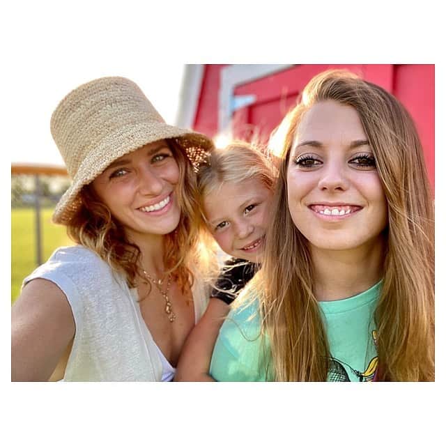 シャンテル・ヴァンサンテンのインスタグラム：「We are family! 🎶」