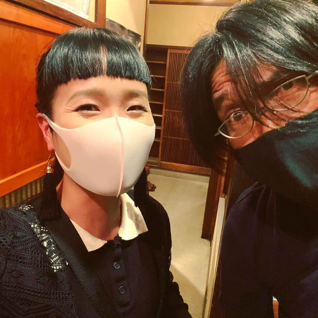 小春さんのインスタグラム写真 - (小春Instagram)「これといってなにか相談したいことがあったわけでもなく だけど無駄にモヤモヤすることが溜まってゆく毎日に 同じ音楽屋でありアコーディオン弾きであり師匠であるこの人と ああだよねこうだよね だよね、みたいな、思い返せばなにも大きな話はしてないんだけどただ話せる相手がいることがとてつもなく救いでして しばらく前の自分に今なら言える 話せる相手は少しで良いから居ると救われるよと、な！  少しで良いから  それだけで救われるよな〜  とか思っちゃったりして。  いつか師匠と弟子のライヴが実現する日がきたら観に来てよね…」7月20日 23時11分 - suttokodokkoiii