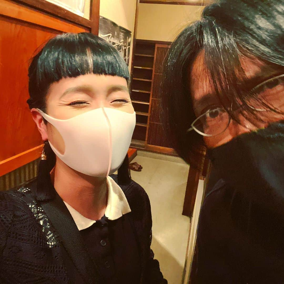 小春さんのインスタグラム写真 - (小春Instagram)「これといってなにか相談したいことがあったわけでもなく だけど無駄にモヤモヤすることが溜まってゆく毎日に 同じ音楽屋でありアコーディオン弾きであり師匠であるこの人と ああだよねこうだよね だよね、みたいな、思い返せばなにも大きな話はしてないんだけどただ話せる相手がいることがとてつもなく救いでして しばらく前の自分に今なら言える 話せる相手は少しで良いから居ると救われるよと、な！  少しで良いから  それだけで救われるよな〜  とか思っちゃったりして。  いつか師匠と弟子のライヴが実現する日がきたら観に来てよね…」7月20日 23時11分 - suttokodokkoiii