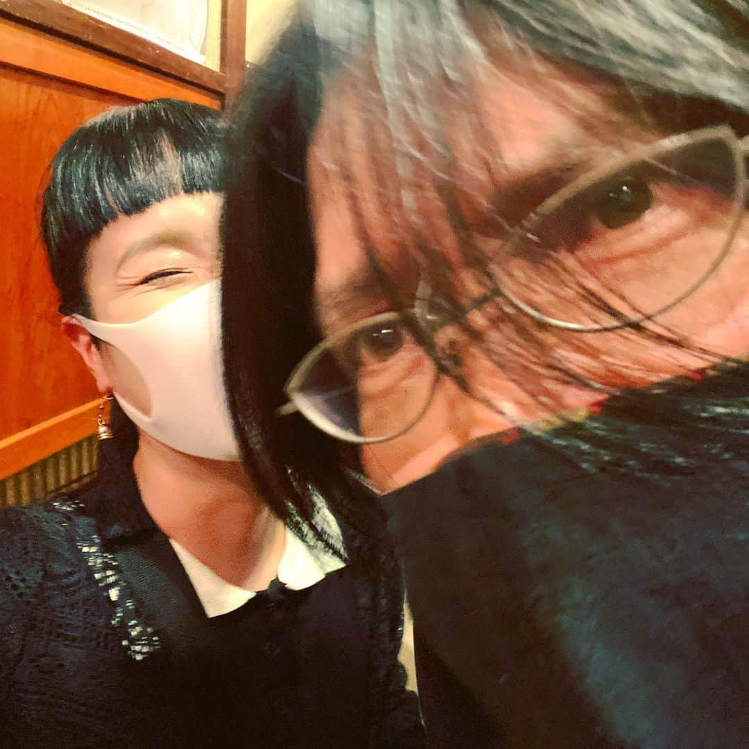 小春さんのインスタグラム写真 - (小春Instagram)「これといってなにか相談したいことがあったわけでもなく だけど無駄にモヤモヤすることが溜まってゆく毎日に 同じ音楽屋でありアコーディオン弾きであり師匠であるこの人と ああだよねこうだよね だよね、みたいな、思い返せばなにも大きな話はしてないんだけどただ話せる相手がいることがとてつもなく救いでして しばらく前の自分に今なら言える 話せる相手は少しで良いから居ると救われるよと、な！  少しで良いから  それだけで救われるよな〜  とか思っちゃったりして。  いつか師匠と弟子のライヴが実現する日がきたら観に来てよね…」7月20日 23時11分 - suttokodokkoiii