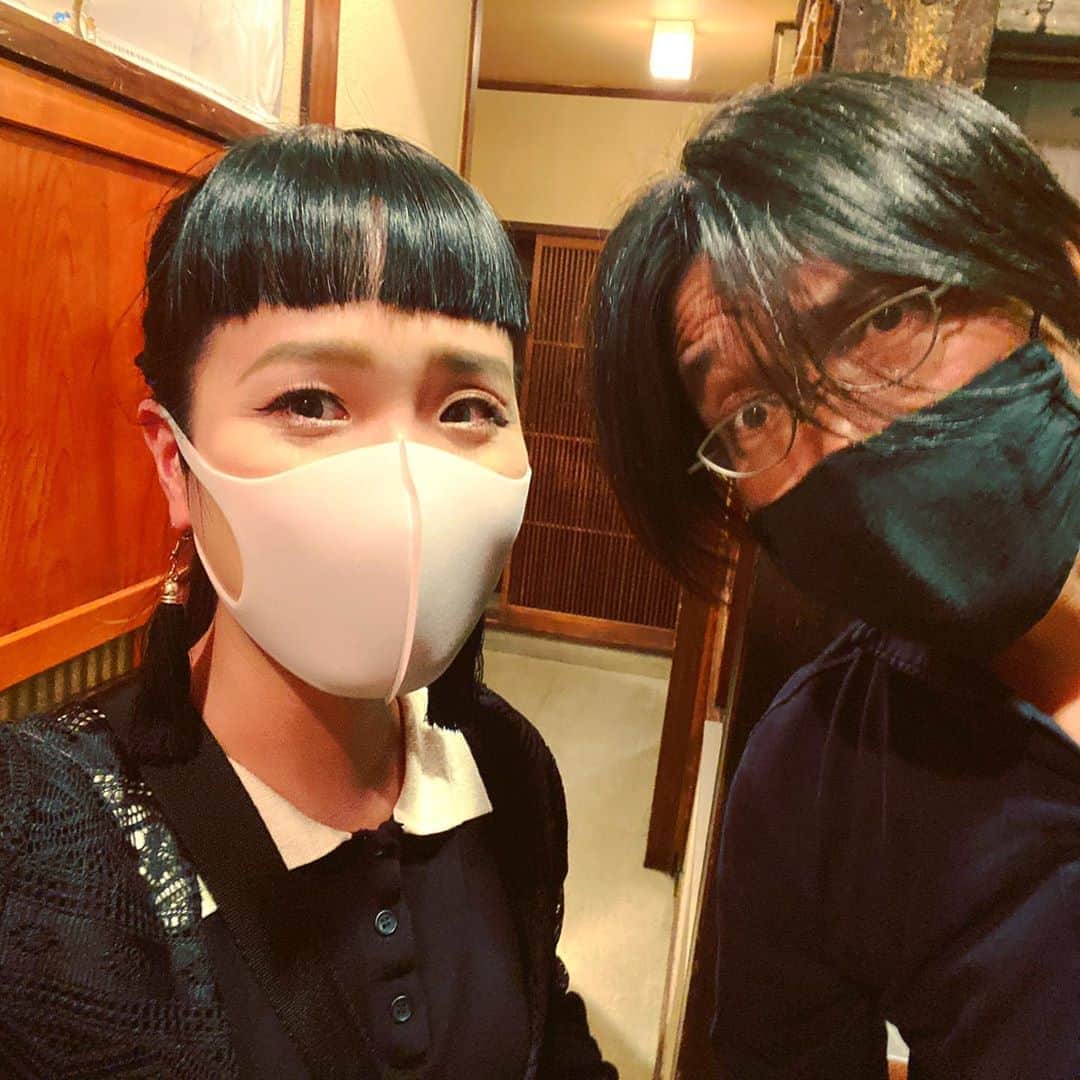 小春のインスタグラム：「これといってなにか相談したいことがあったわけでもなく だけど無駄にモヤモヤすることが溜まってゆく毎日に 同じ音楽屋でありアコーディオン弾きであり師匠であるこの人と ああだよねこうだよね だよね、みたいな、思い返せばなにも大きな話はしてないんだけどただ話せる相手がいることがとてつもなく救いでして しばらく前の自分に今なら言える 話せる相手は少しで良いから居ると救われるよと、な！  少しで良いから  それだけで救われるよな〜  とか思っちゃったりして。  いつか師匠と弟子のライヴが実現する日がきたら観に来てよね…」