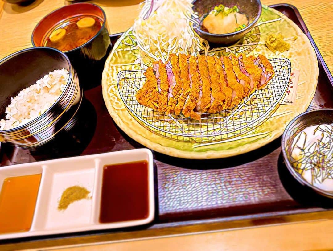 クボナオキのインスタグラム：「【20.7.20】 #今日は朝から人間ドック #昨日晩ご飯食べ損ねて #お腹のぺこり具合が尋常じゃなかった #ずっとサイサイメンバーと行ってる人間ドック #内視鏡が怖くて一人だけバリウム #猛烈なバッシング #翌年は内視鏡を約束させられ #そのまま逃避行 #一人だけ別日で予約 #去年からKANA-BOONコガと行く事に #逃避行は続いていた #そしたらコガが今年は内視鏡 #どうするクボナオキ #「来年はついに内視鏡デビューするのか」 #今年も異常なし健康体でした #空腹過ぎて午前から牛カツ #美味でした #みんなはちゃんと人間ドックで #内視鏡やってくださいね #また明日 #クボスタグラム」