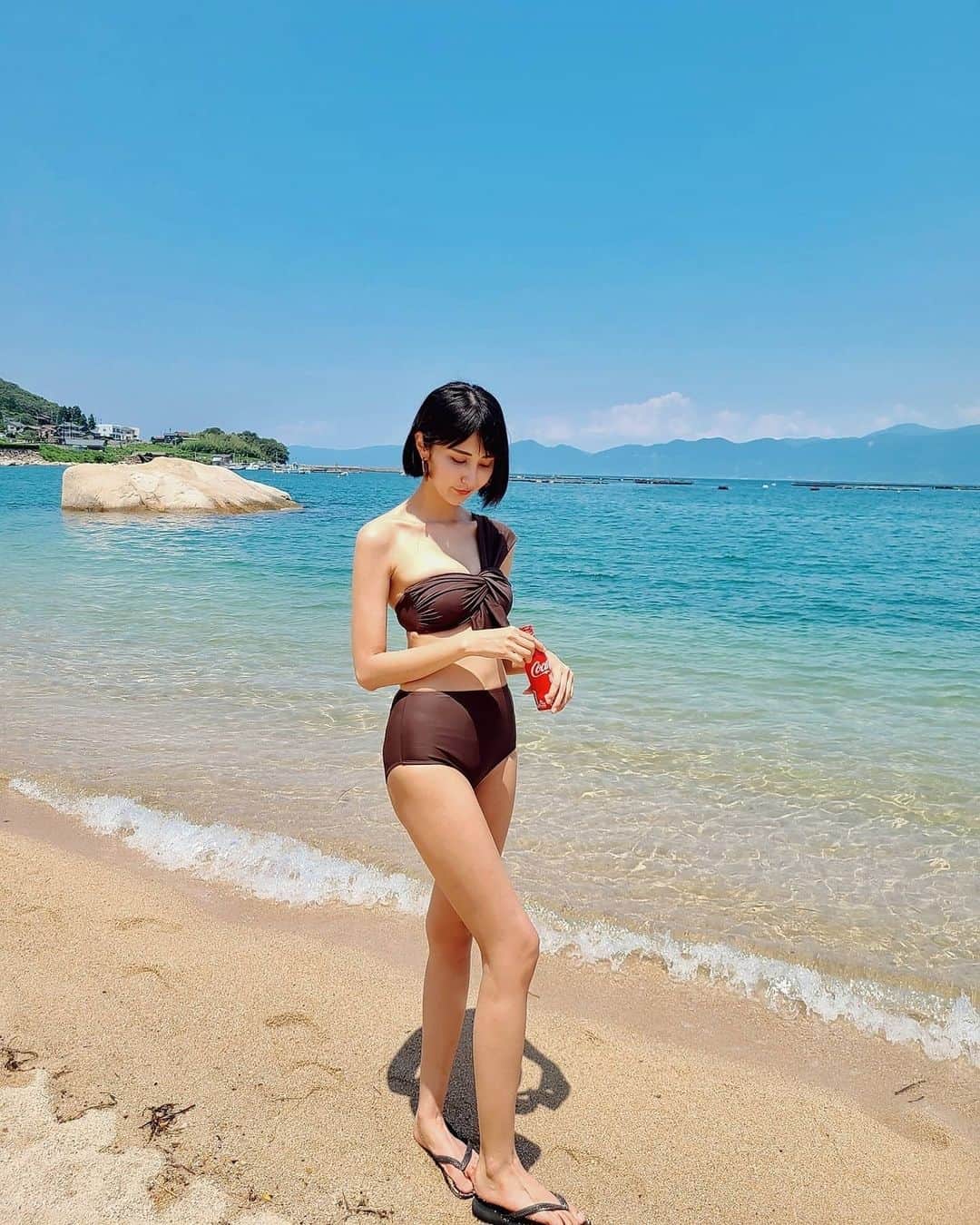 Lisaのインスタグラム：「. 今年も大好きな福井の 綺麗な海に行けました🏖🐠☀️ . こんな世の中なので行けないかと思ったけど 行けてよかった😢 . この海はほんとにほんとに人が少ないの。笑 今の世の中にピッタリですよ🙋🏼‍♀️笑 . 3番目以降はノー加工で色つけてません！ それでこの色！！❤素晴らしい😭😭 ここだけは絶対に毎年行きたい。 #海#夏#夏が来た#水着#どこのか忘れた#福井」