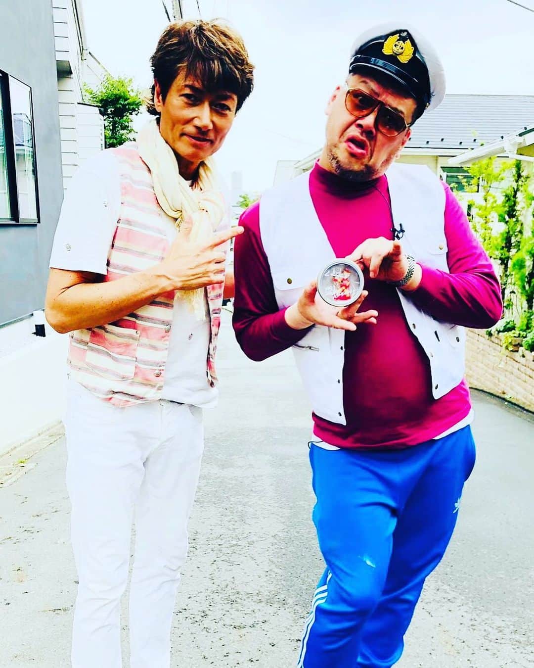 マイケル富岡のインスタグラム：「くっきー！がヤキソバン邸に！地上10cmのお宅探訪『電気ネズミとチーズ泥棒』♡本日 放送をご覧になれなかった方は→テレビ東京系 見逃し配信 ネットもテレ東にてぜひ！#くっきー！#野性爆弾 #電気ネズミとチーズ泥棒 #テレビ東京 #ネットもテレ東 #love #mybaby #愛犬 #愛犬家 #癒し #撮影 #actor #actorslife #shooting #マイケル富岡 #俳優 #タレント #ヤキソバン #ヒーロー #日清焼きそばufo #ufo」