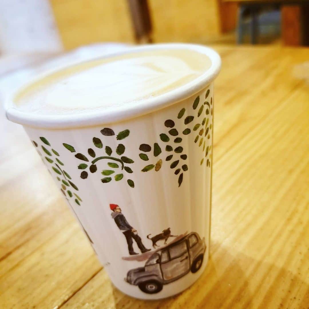 ほたるさんのインスタグラム写真 - (ほたるInstagram)「☕カプチーノについて . #kannoncoffee . 趣味はカフェ巡り―― というほど最近は巡ってないです。 . コーヒー類は本当によく飲むことには飲んでますが、ここ数年は大抵ドトールがほとんどです。 . 夜のお酒よりも好きなのは 昼下がりのコーヒーです。 . そんななかでもカプチーノは格別。 . . これはやっぱり珈琲専門店のカプチーノは格別ですね。 . . 遡ること、10代の頃。 おしゃれなカフェといえば スタバ！！！と言ってた時代に 突如、彼は現れた。。 そう。セガフレードのカプチーノ☕ ...これが私とカプチーノの出会いだった。 . . カフェラテのフォームミルクをモコモコにしてふわっふわっの口当たりを堪能できるカプチーノ。。 . . これに心を奪われた。 . . それから、一時期はカプチーノという飲み物にどハマリをして、 それこそ【カフェ巡り】を趣味と化しそうだぅた。 . . しかし、やがて、 美味しい飲み物よりも 作業をする空間を第一に求めるようになり安いドトールに入り浸るように。(ちょっと奮発エクセルシオール笑) . ここではコーヒーしか頼まない。 . カプチーノは頼まない。 . . だって、、、美味しいカプチーノを知ってるから！！！！！！ . . . . . と、長くなりましたが 私は　カプチーノ　になにか特別な感情を抱いており(笑) . とくに専門店でいただくカプチーノ 〈そのカプチーノの概要〉 ・紙コップがオリジナル ・店内がおしゃれ ・量が少なめな ・フォームミルクがクリーミー ・滑らかさの奥にある苦味 →お高め . . は、別物であり 長居をするためではない椅子で(たいてい硬い) 独創的な店内(今回は古民家改造)で その味(贅沢の極みのふわふわと苦味のコラボレーション)を楽しむこと ....に！！ 最大の魅力を感じてる次第です！！！！ . . . まだまだ書きたいことあるけれど、 もうとどまることを知らないカプチーノ沼なのですのよ☕ . . . お財布と作業の相談になるけれど、 たまにはご褒美カプチーノ♡もおすすめです🌼 . . . . . . . #カフェ巡り #カフェめぐり #お洒落カフェ #カプチーノ #オタク #ヲタク #B型 #謎のこだわり #ドトール #エクセルシオール #いつもありがとう」7月20日 23時43分 - hotaru24_0000