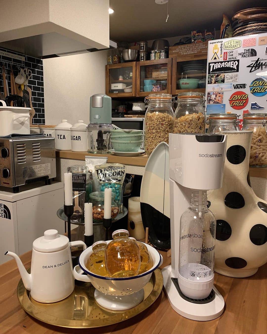 のインスタグラム：「お疲れ月曜日🤓 ☆ あっという間に1日終わる〜😨今日なんかすんごい疲れたからこそキッチンめちゃくちゃ掃除した😂 ☆ なんか梅雨だから調味料とか全部冷蔵庫に入れたり拭いたりほんっとスッキリ🤩沢山断捨離もした😊 ☆ やっぱりマメにキッチンは拭き掃除しないとベタベタするよね😩 ☆ しかし物で溢れてる我が家🤣 ☆ 水曜日までテストみたいだからお昼は作り置きに🤓👌 ☆ 逆立ちして寝よ〜😅 ☆ 今日も1日お疲れ様！ ☆ #キッチン#kitchen#見せる収納#lifestyle  #ライフスタイル#暮らし#暮らしを楽しむ  #暮らしを整える」