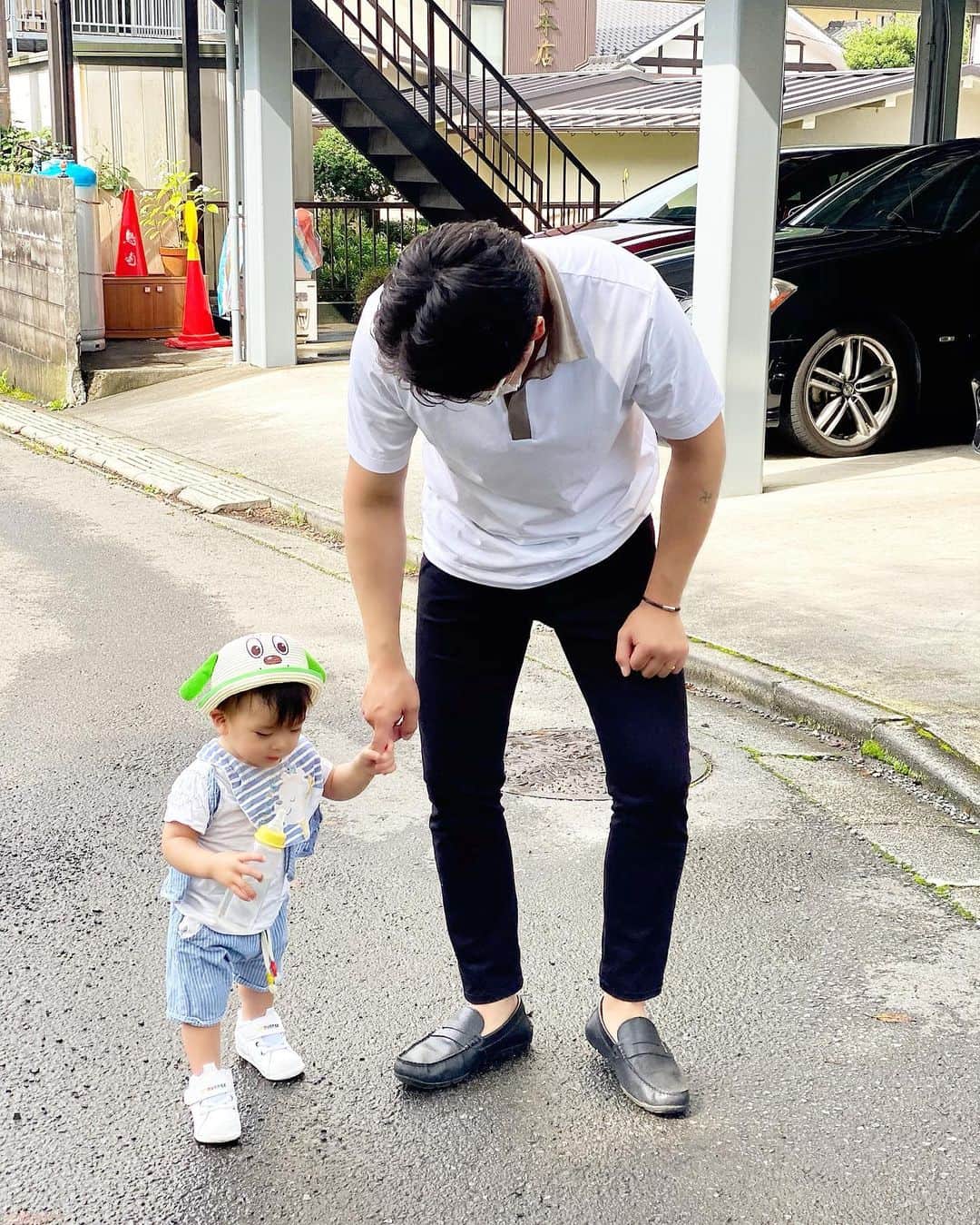 Momoeのインスタグラム：「. .  パパの指しっかり握って 一生懸命歩くよ🏃‍♂️ . . #happy #家事 #育児 #family #家族 #boy #smile #男の子 #息子 #code #love #lucky #kids #子供 #thankyou #宝物 #ベビー #fashion #follow #心 #縁 #パパ #ママ #家族写真 #男の子ママ #赤ちゃん写真 #photo #子育て #1歳 #flower」