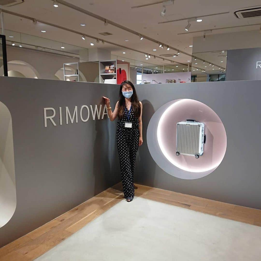 のインスタグラム：「「RIMOWA」インショップの最大級店舗が﻿ 京都BALに登場🌟﻿ ﻿ 日本初の ﻿ #フィッシュタンク型　ワークスペース　で﻿ カスタムサービスや﻿ クイックリペアを受けられます🧰﻿ ﻿ 7月に東京したばかりの﻿ #アイウエア　も充実👓﻿ ﻿ 個人的には、レモン色🍋のが欲しいけど…﻿ リモワといえば…アルミニウム合金💼﻿ やっぱり定番がいいな❤︎﻿ ﻿ 投げられても、落とされても﻿ 傷ついても、凹んでも﻿ 全てが旅の思い出💫💫💫﻿ ﻿ 私の旅の相棒🛫＝RIMOWA❤︎﻿ ﻿ やっぱり一生モノだな✌️﻿ ﻿ パーツをカスタムして﻿ これから登場予定の京都ステッカー貼って…﻿ ﻿ 今は旅の準備を楽しもう🛫🛫🛫﻿  #rimowa  #リモワ  #スーツケース #旅の相棒 #カスタマイズ #一目惚れ #classicflight  #travel #customize  #rimowaeyewear  #alminium  #iphonecase  #rimowacolors」