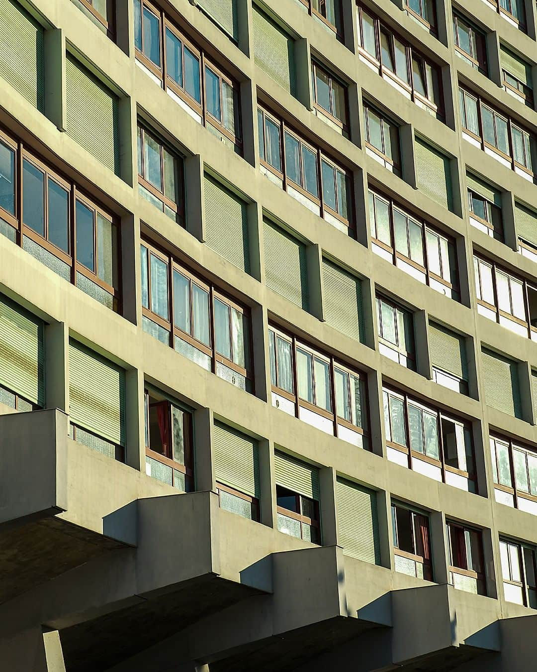 リモワさんのインスタグラム写真 - (リモワInstagram)「An icon of 20th-century architecture, Le Brasilia was built by former Le Corbusier student Fernand Boukobza in the heart of the St Giniez neighbourhood in Marseille. Conceived of as a residential structure inspired by a trip to the Brasilian capital, the building features an arcing shape that gives the roughest béton brut the illusion of being nearly weightless. The structure hovers on its expressive stilts, with its iconic double winding spiral staircase winding up one side of the building overlooking the Mediterranean cityscape.⁣⁣ ⁣⁣⁣⁣ ⁣⁣Captured by Julien Boudet @bleumode.⁣ ⁣⁣ ⁣#RIMOWA #RIMOWAplaces」7月21日 0時00分 - rimowa