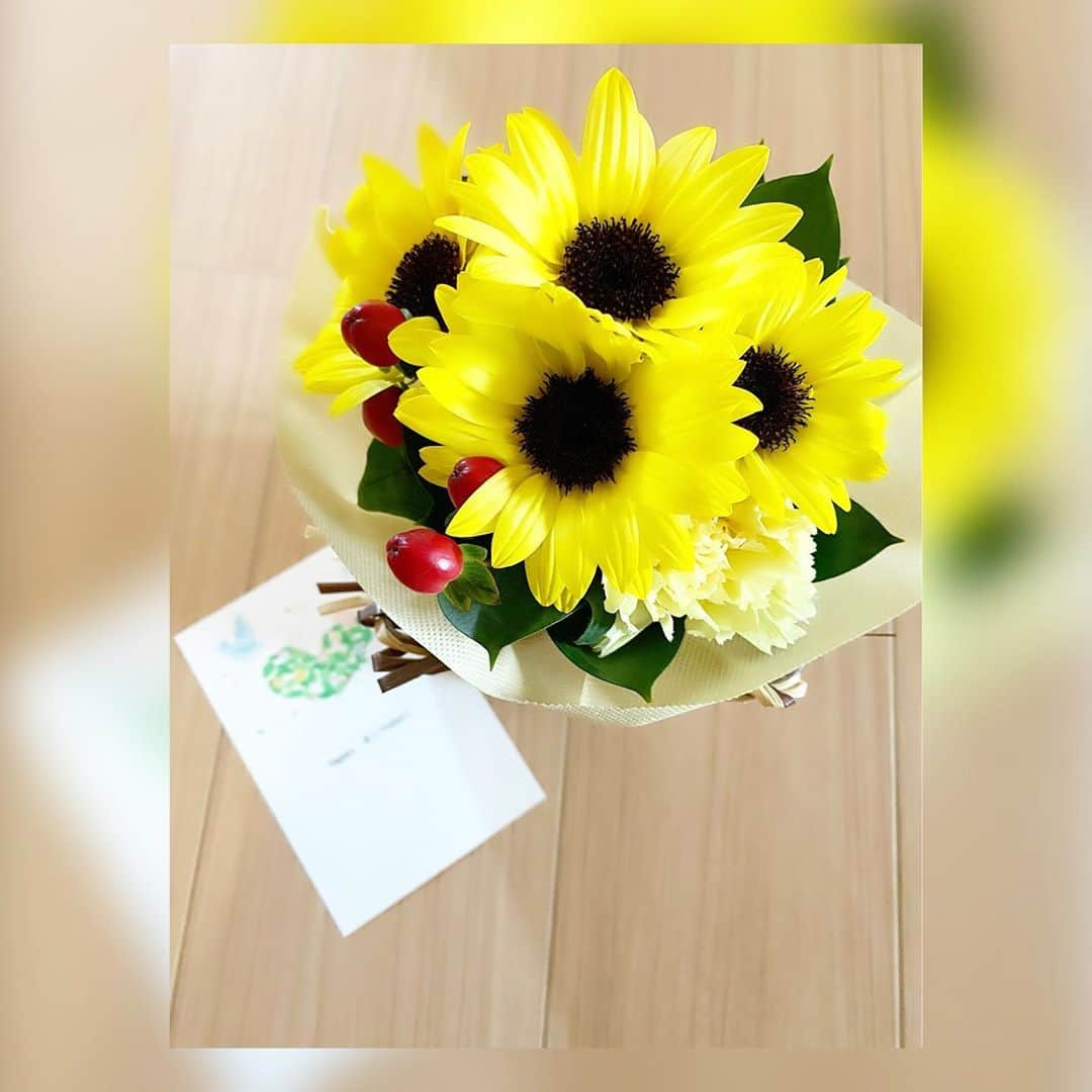 Momoeのインスタグラム：「. .  友奈から😭❤️❤️ ありがとう😭❤️❤️ ヒマワリ、カーネーション、ヒペリカム🌻 お部屋がすっごく明るくなった✨ 何送ろう？とか どんな色にしよーとか 色々考えて送ってくれたんだろうな って思うと愛おしい😢💓💓 いつも百恵大好きって言ってくれて 本当に可愛い友奈✨ 会いたいなぁ😭💓💓💓 ありがとう😭💓💓💓 . . #happy #家事 #育児 #family #家族 #boy #smile #男の子 #息子 #code #love #lucky #kids #子供 #thankyou #宝物 #ベビー #fashion #follow #心 #縁 #パパ #ママ #家族写真 #男の子ママ #赤ちゃん写真 #photo #子育て #1歳 #flower」
