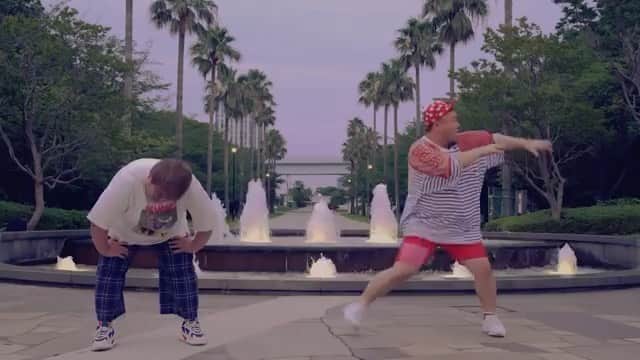 HIPPYのインスタグラム：「ちょうど1年前は パパラピーズのじんじん君と お台場で惑星ループをダンシング♩w  帰りには レインボーブリッジからの花火というご褒美  何も考えず外で踊ったり 花火見れたり、楽しい時間は今年は少しだけお預け ※少しだけであってほしい  来年こそはって 今を乗り越えた先に 今までの生活へもう一度！ススムススム♩  どこを切り取ってもキュート過ぎで 素敵過ぎなじんじん君の快進撃に元気もらいながら  広島から全国へ届けます！ じんじん君広島で待ってまーす  #パパラピーズ  #じんじん #HIPPY #惑星ループ」