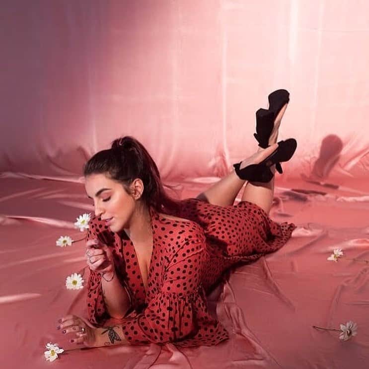 Bruna Unzuetaのインスタグラム：「Cadê o biscoito pra essa modelo fotográficaaa?? 💁🏻‍♀️ Campanha incrível de Dia do Amigo com a @cordoce ✨ essa coleção cápsula ta demais, muuito a minha cara, né?? E ó, ta rolando promo no site da Cordoce : frete grátis a partir de 99 reais em compras e também 20% off a partir de 299 reais!!! 😅   Bora fazer a corrente do bem do Dia do Amigo? Marque um amigo/a aqui embaixo nos comentários e deixe uma mensagem pra ele ❤️」