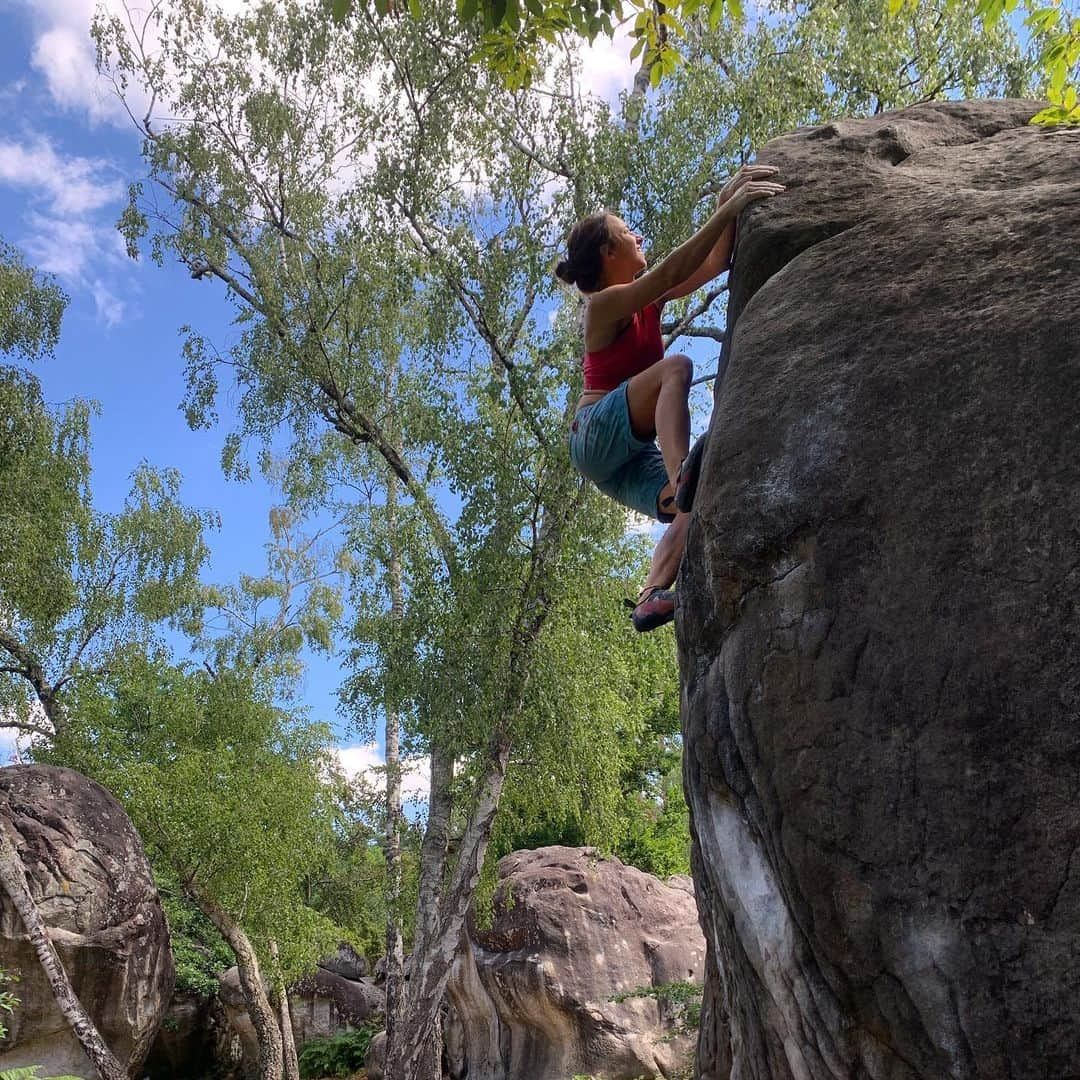 ジュリアン・ワームさんのインスタグラム写真 - (ジュリアン・ワームInstagram)「My struggle with the limits of female physique in sports or not being male enough.   .  As a young and ambitious female climber, when my male counterparts developed muscles during puberty, I remember feeling disappointed about the adaptations to training my body seemed to be able to. I trained harder and more often than many of the boys, while they became physically stronger with seemingly no effort. Meanwhile I became a little heavier and hoped that my body wouldn’t become ‘too female’. By doing physical/strength training I sometimes felt like I’m trying suppress my femininity. I was aware that climbing is a very technical sport and that one could come very far with technical delicacies, but I always thought that even if I’d train my hardest, my pure physical abilities would never be much better than those of an ambitious male hobby climber.  .  I considered competitive sports as a field where the limits of the human body could be tested and struggled with the fact that it would, in most cases, be more sensible for me to compare myself with women (especially when coming close to the limits of what’s currently possible), while men could compare themselves within the whole human group. Growing up in a society that resonated that unfair gender gaps between men and women were fought to be closed, I felt like I’m standing next to the most natural gap and had to accept that chances (of success, rewards, recognition,...) might be equal, but this body-gap couldn’t be closed. I struggled with this in climbing and during my competitive career, but also when watching quantifiable female sports on tv. I struggled with the inferiority of pure strength of female bodies at the limits in quantifiable sports.」7月21日 0時10分 - julewurm