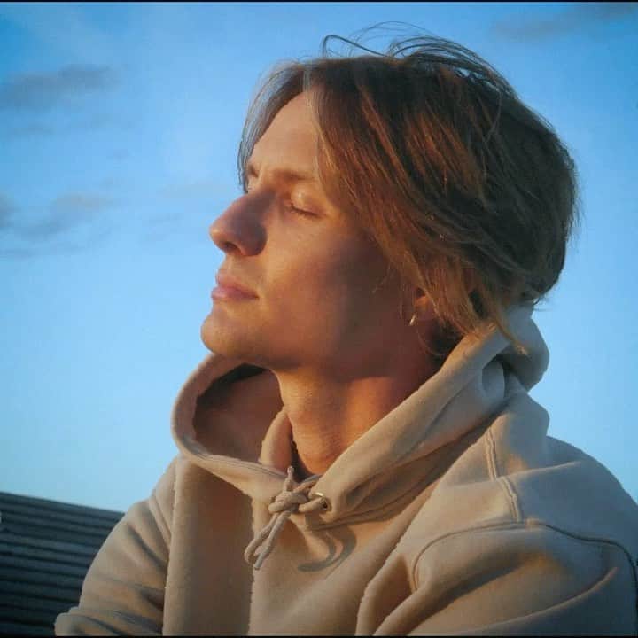 オスカー・エーネスタードのインスタグラム：「Dags o släppa ny musik.  ”16 år” ute nu på fredag. 24/7. 🪐」