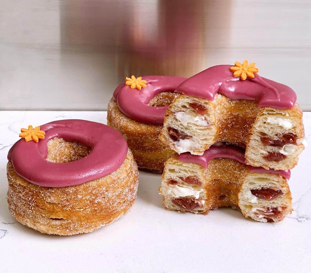 DOMINIQUE ANSEL BAKERYさんのインスタグラム写真 - (DOMINIQUE ANSEL BAKERYInstagram)「Getting ready for August’s Cronut® for NYC: Fig & Orange Blossom, filled with homemade fig jam and creamy orange blossom ganache. Starts August 1st in Soho (preorders for pick-ups are online at NYC.CronutPreorder.com). #Cronut #DominiqueAnselBakery」7月21日 0時11分 - dominiqueansel