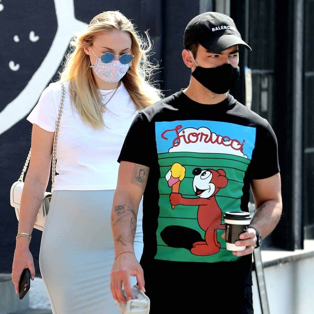 Blonde Saladさんのインスタグラム写真 - (Blonde SaladInstagram)「SPOTTED⚡️: parents to be @sophiet and @joejonas looking super cool while strolling around L.A 💘 #theblondesalad #sophieturner #joejonas #momtobe #dadtobe @sophieturnergr」7月21日 0時14分 - theblondesalad