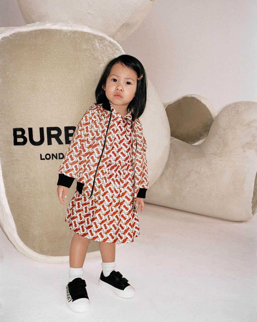 Saks Fifth Avenueのインスタグラム：「A little @burberry to start your week.」